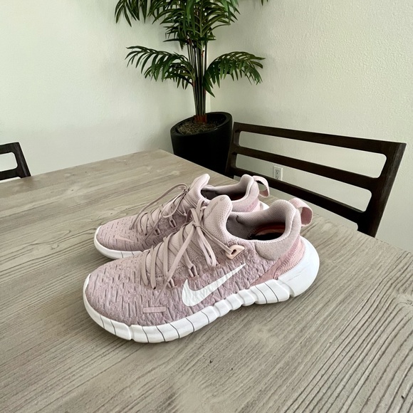 FINAL SALE-Nike- Free Run 5.0 in color violet/champagne/white size 6.5 - Picture 4 of 11